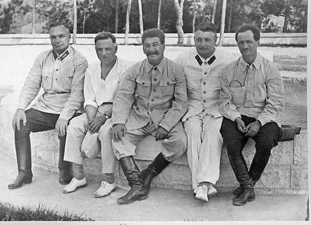 Сталин и гости на юге 1933 г Слева направо начальник штаба Красной армии - фото 19
