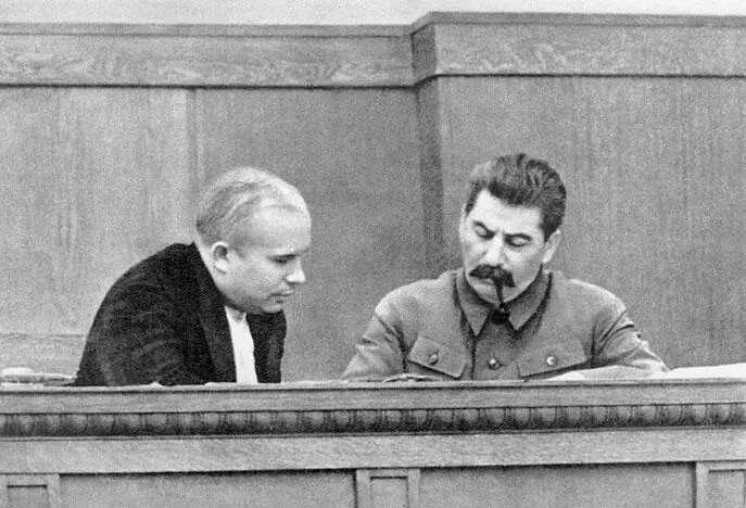 Сталин и Хрущев Двадцать лет спустя встав во главе страны Хрущев подвергнет - фото 20