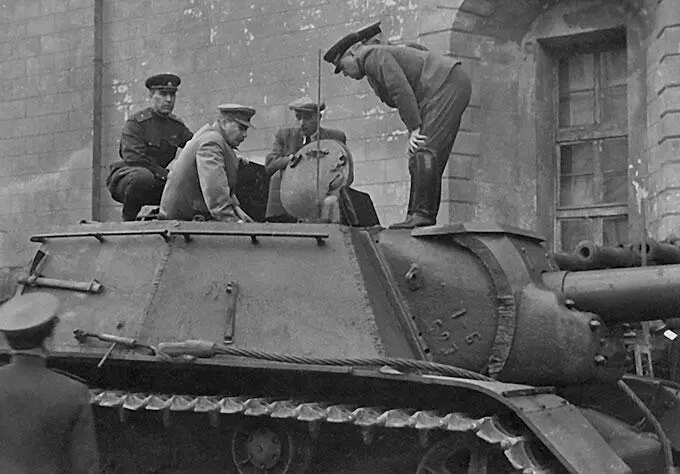 Война Сталин осматривает новую технику в Кремле Сентябрь 1943 г Сталин и - фото 23