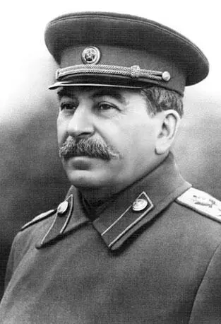 Сразу после войны Сталину присвоено звание генералиссимуса Сталин и соратники - фото 27