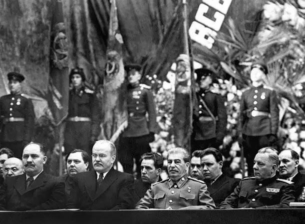 Сталин и соратники на торжественном собрании в январе 1947 г Слева направо - фото 28