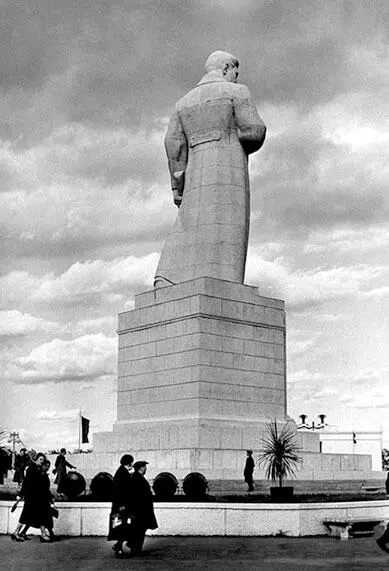 Осенью 1951 г был демонтирован железобетонный монумент Сталина на Всесоюзной - фото 29
