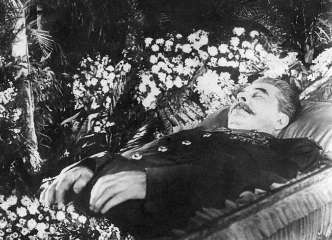 5 марта 1953 г было объявлено о кончине вождя 6 марта его тело было - фото 31
