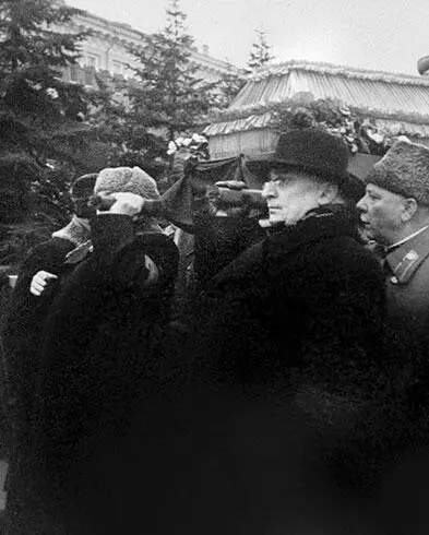 9 марта 1953 г на Красной площади в Москве состоялись похороны Сталина - фото 34