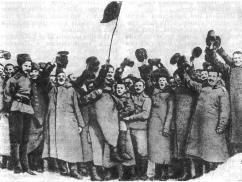 Солдаты фронтовики приветствуют падение самодержавия Март 1917 г - фото 108