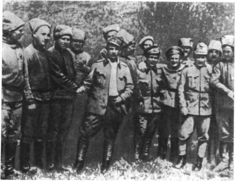 Братание солдат русской и австрийской армий на Юго Западном фронте 1917 г - фото 110