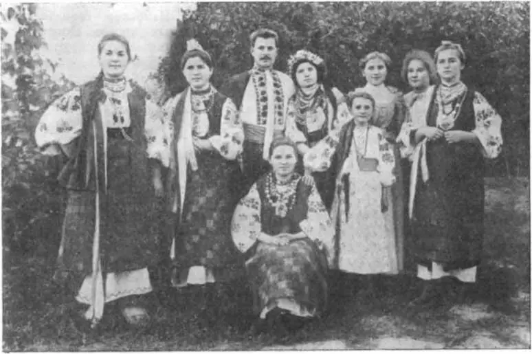 Крестьянские девушки и парубок в праздничных костюмах Село Новые Санжары - фото 115