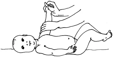 Рис 9 Упражнение 2 Массаж ног Поддерживайте ногу ребенка в полусогнутом - фото 11