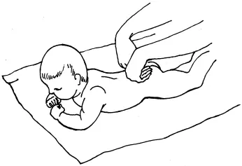Рис 11 Упражнение 4 Разгибание позвоночника Положите ребенка на бок Одной - фото 13