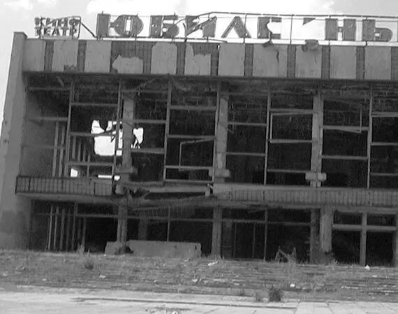 Кинотеатр Юбилейный Заводской район Грозный Чечня 2004 Надпись Прокат - фото 24