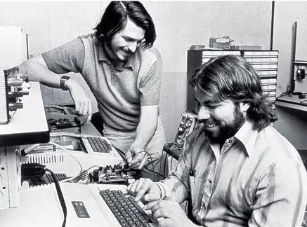 Стив Джобс слева и Стив Возняк работают над Apple II 8 Apple II Если Стив - фото 11