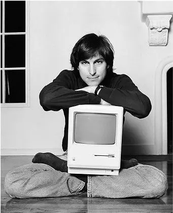 Стив Джобс позирует дома со своим горячо любимым компьютером Macintosh 1984 - фото 18