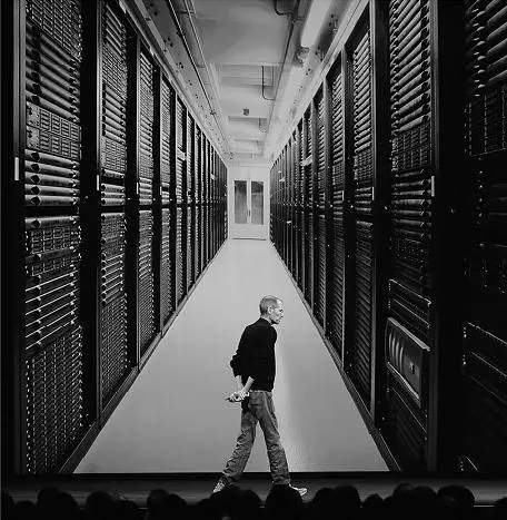 Стив Джобс на сцене во время конференции разработчиков программного обеспечения - фото 34