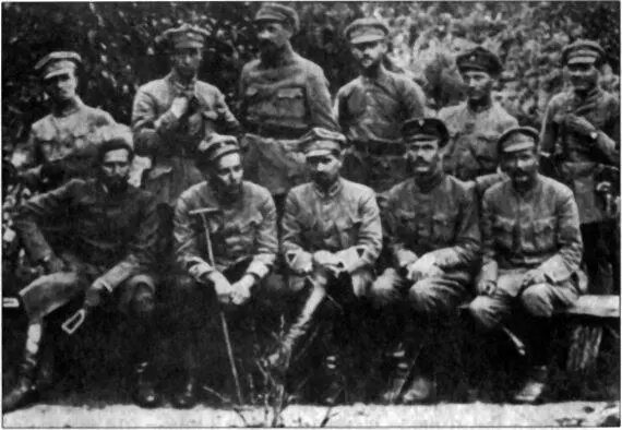 Фотография петлюровских офицеров из книги И Мазепы В огне и бури революции - фото 26