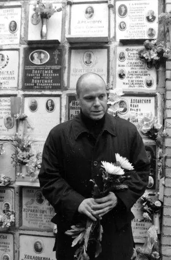 Лидер команды Несчастный случай Алексей Кортнев выступает на открытии новой - фото 125