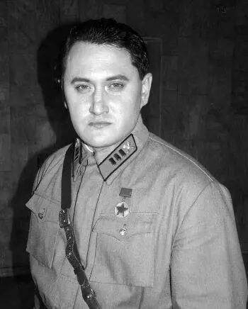 Исполнитель роли АГ Костикова актер Денис Касперов в перерыве между - фото 145