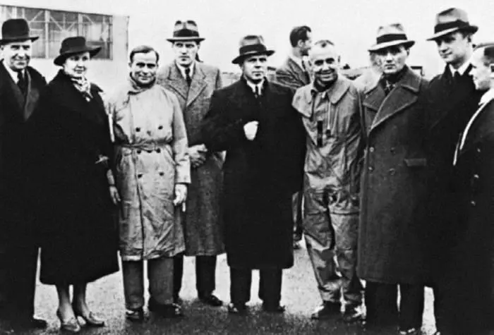 На авиазаводе в Германии весна 1940 года Справа налево участники войны в - фото 19