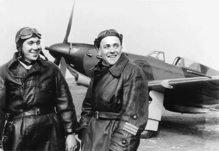 Генераллейтенант Остряков и подполковник Наумов у самолета Як1 На июль 1942 - фото 29