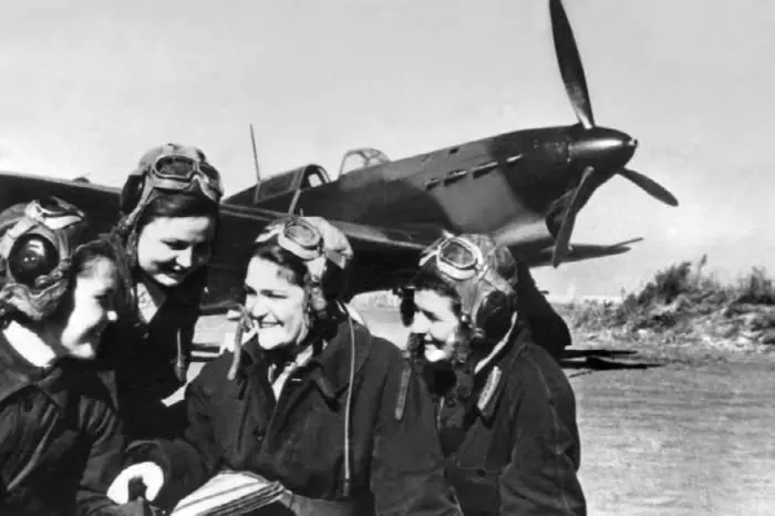 Летчицы из женского истребительного авиаполка Март 1945 г Наибольшее - фото 37