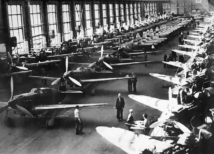 Самолеты Як7Б в сборочном цехе Новосибирского авиазавода 153 13 июля 1942 - фото 48