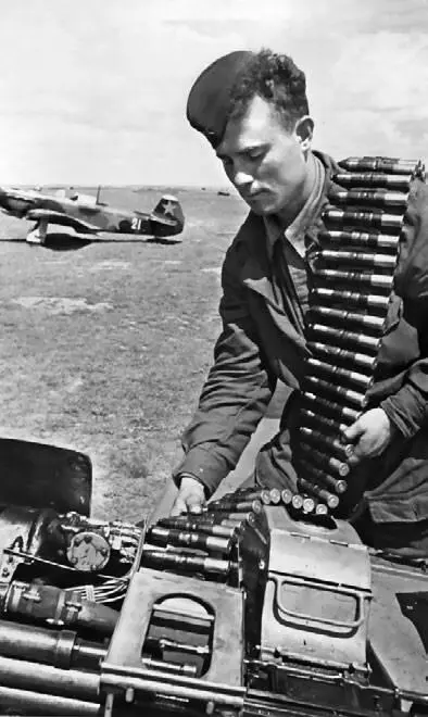 Як3 июнь 1943 года район Курска Старшина ПМ Романов за зарядкой оружия - фото 66