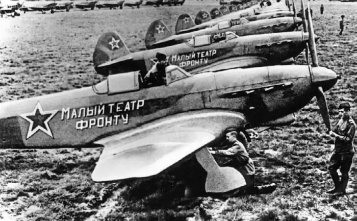 Як9 с надписью Малый театр фронту летчика АА Батизата В нашей - фото 87