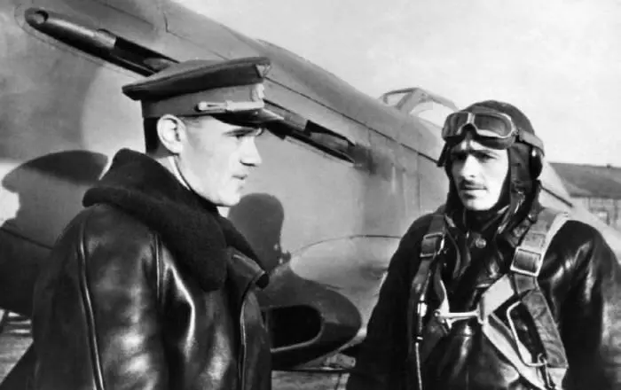 АС Яковлев и летчик Ленинградского фронта ПА Покрышев у самолета Як9 - фото 96