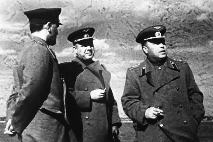 АС Яковлев главком ВВС АА Новиков и нарком АИ Шахурин на центральном - фото 108