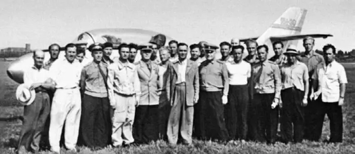 Участники создания Як30 с АС Яковлевым в центре на аэродроме Тушино - фото 149