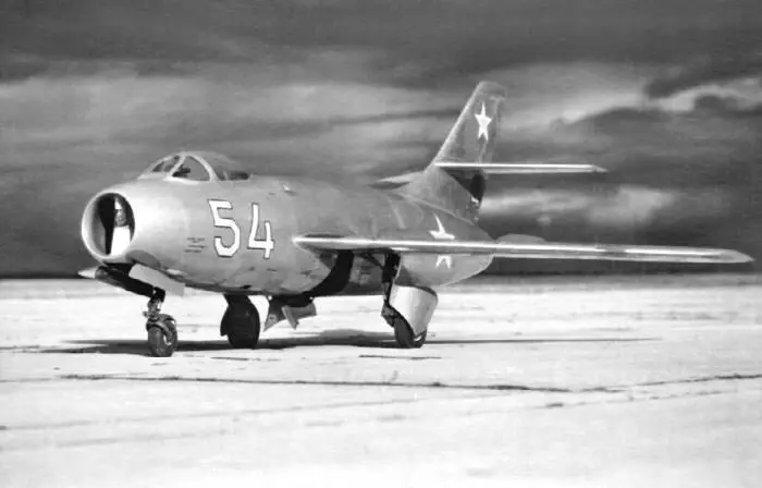 Як30 первый истребитель ОКБ115 со стреловидным крылом К концу 1948 года - фото 209