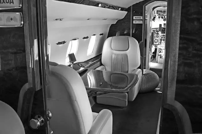 Фрагмент VIPсалона самолета Як40 Неудивительно что после этого в бортовом - фото 278