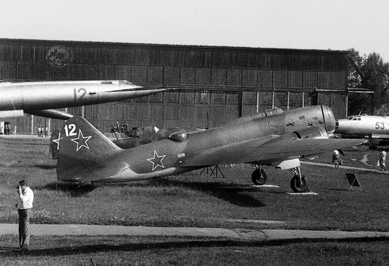 Бомбардировщик ДБ3 в экспозиции Монинского музея ВВС На самолете получившем - фото 11