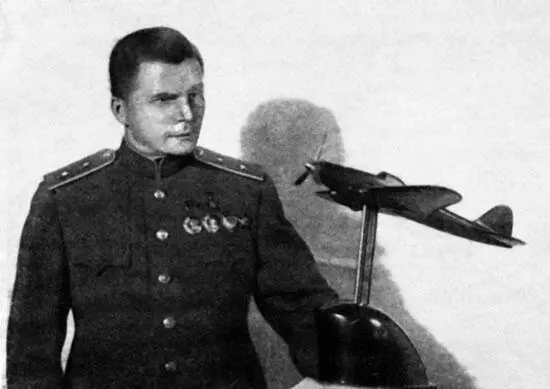 СВ Ильюшин с моделью одноместного штурмовика Ил2 Наши типы штурмовиков как - фото 34