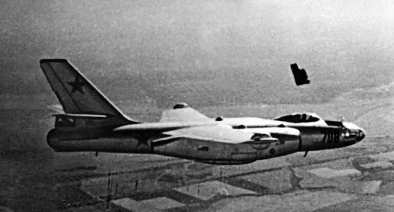 Испытание системы аварийного покидания штурмана с самолета Ил28 В марте 1951 - фото 63