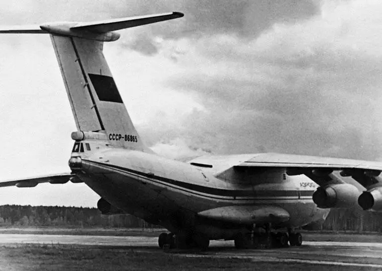Кормовая установка Ил76МД О ремонтопригодности Ил76 свидетельствует случай - фото 149
