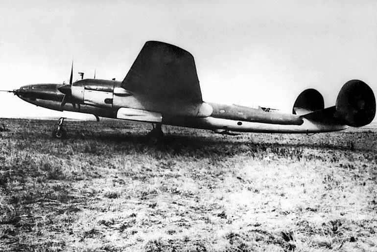 Первый вариант дальнего высотного бомбардировщика ДВБ102 с моторами М120 - фото 4