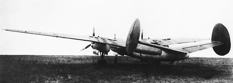 Первый вариант дальнего высотного бомбардировщика ДВБ102 с моторами М120 вид - фото 5