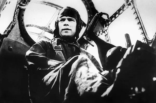 Летчикиспытатель НИИ ВВС ВИ Жданов в кабине ДВБ102 В начале 1942 года - фото 7