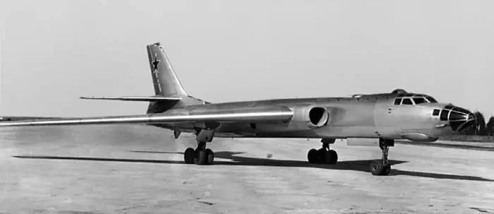 Ту16 на заводском аэродроме В ходе испытаний Ту16 в июне 1956 года - фото 146