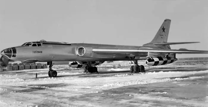 Ракетоносец Ту16К16 с ракетами КСР2 В апреле 1960 года на Ту16 4111 - фото 154