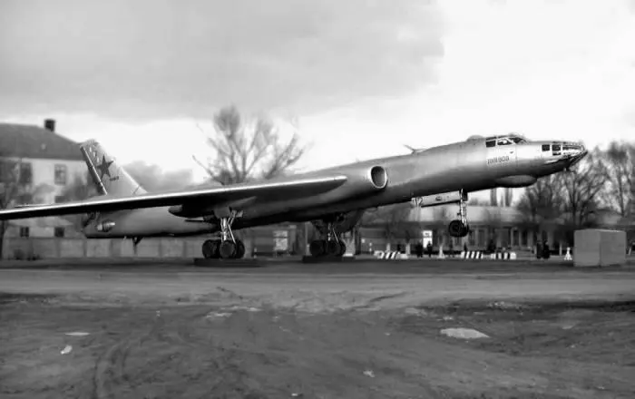 Когда началось массовое списание Ту16 немало машин оказалось на пьедесталах - фото 157