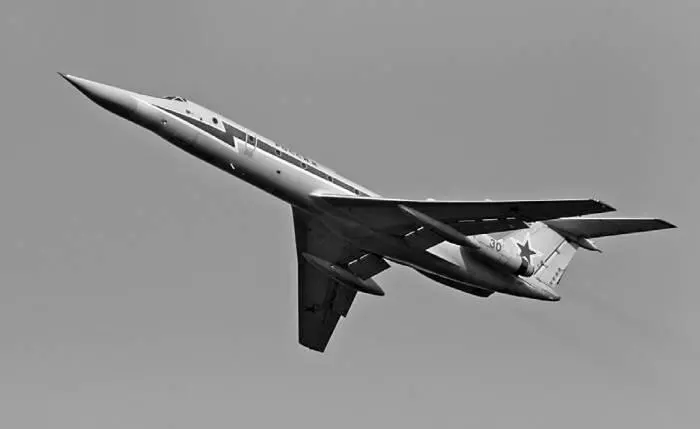 Учебнобоевой самолет Ту134УБЛ На консолях крыла и под его центропланом - фото 175
