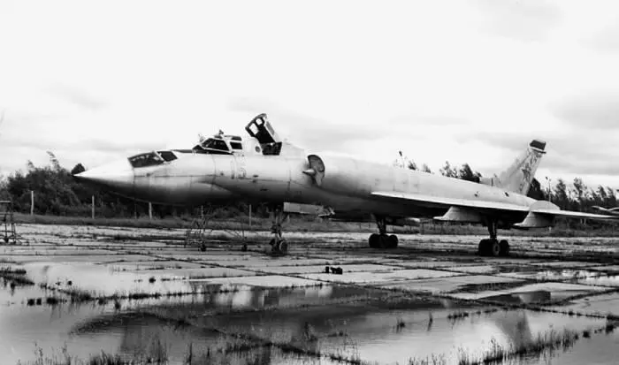 Учебнотренировочный самолет Ту128УТ Кроме описанных модификаций - фото 178