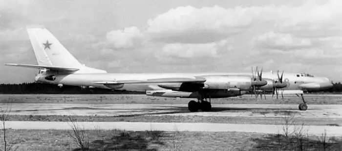 Под фюзеляжем Ту95К видна крылатая ракета Х20М В январе 1960 года начались - фото 183
