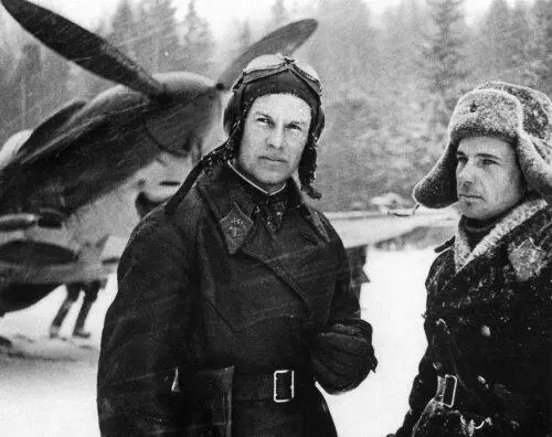 Летчики 5го гвардейского иап НП Городничев и ВИ Шилкин на фоне истребителя - фото 20