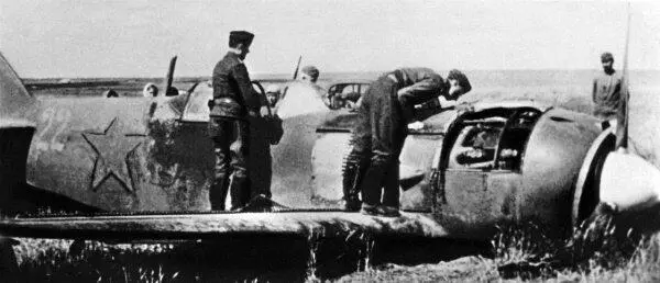 Немцы осматривают останки сбитого Ла5Ф Уже в ноябре 1942 года немецкая авиация - фото 36