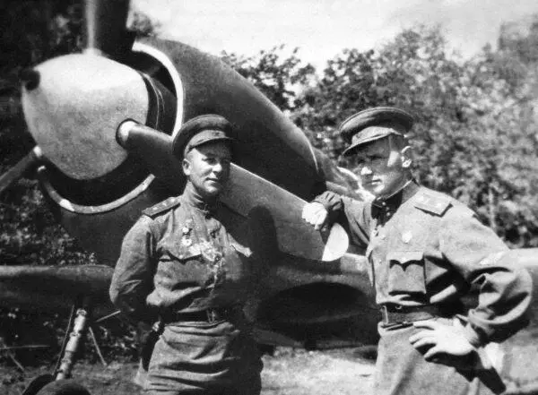 Летчик АЕ Клещев и командир 88го гвардейского иап СС Рымша у самолета - фото 50