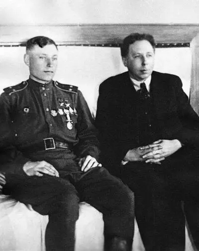 АИ Покрышкин и СА Лавочкин Первым же из советских летчиков сбить Ме262 - фото 58