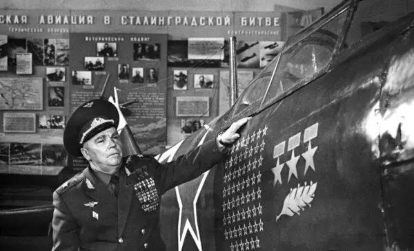 ИН Кожедуб у своего истребителя Ла7 ныне экспоната Монинского музея ВВС В - фото 60