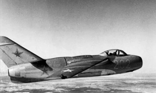 Серийный Ла15 В 1949 году самолет стал поступать в строевые части ВВС и - фото 126